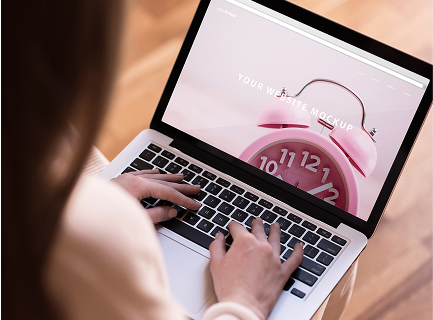 ノートパソコンを触っている女性の写真