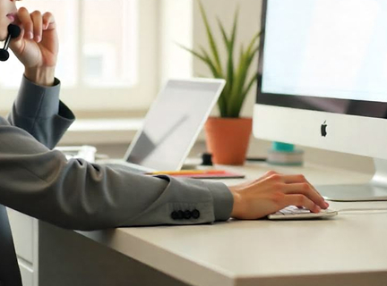 講師がオンラインで指導している写真