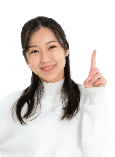 人差し指を立てて微笑む女性の写真